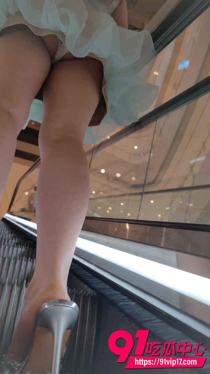 抄底小姐姐裙底视频 3