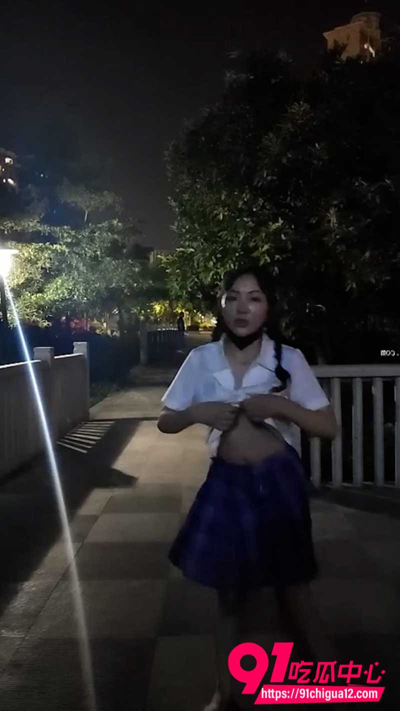 露出狂魔TonyJ和贝贝最新骚作 户外全裸撒尿骑单车浪到飞起