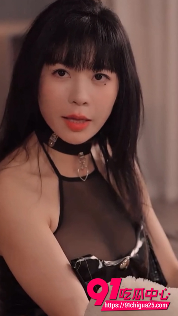 擦边短剧我和岳母的故事 岳母穿黑皮情趣装主动骑乘 叫得又骚又浪