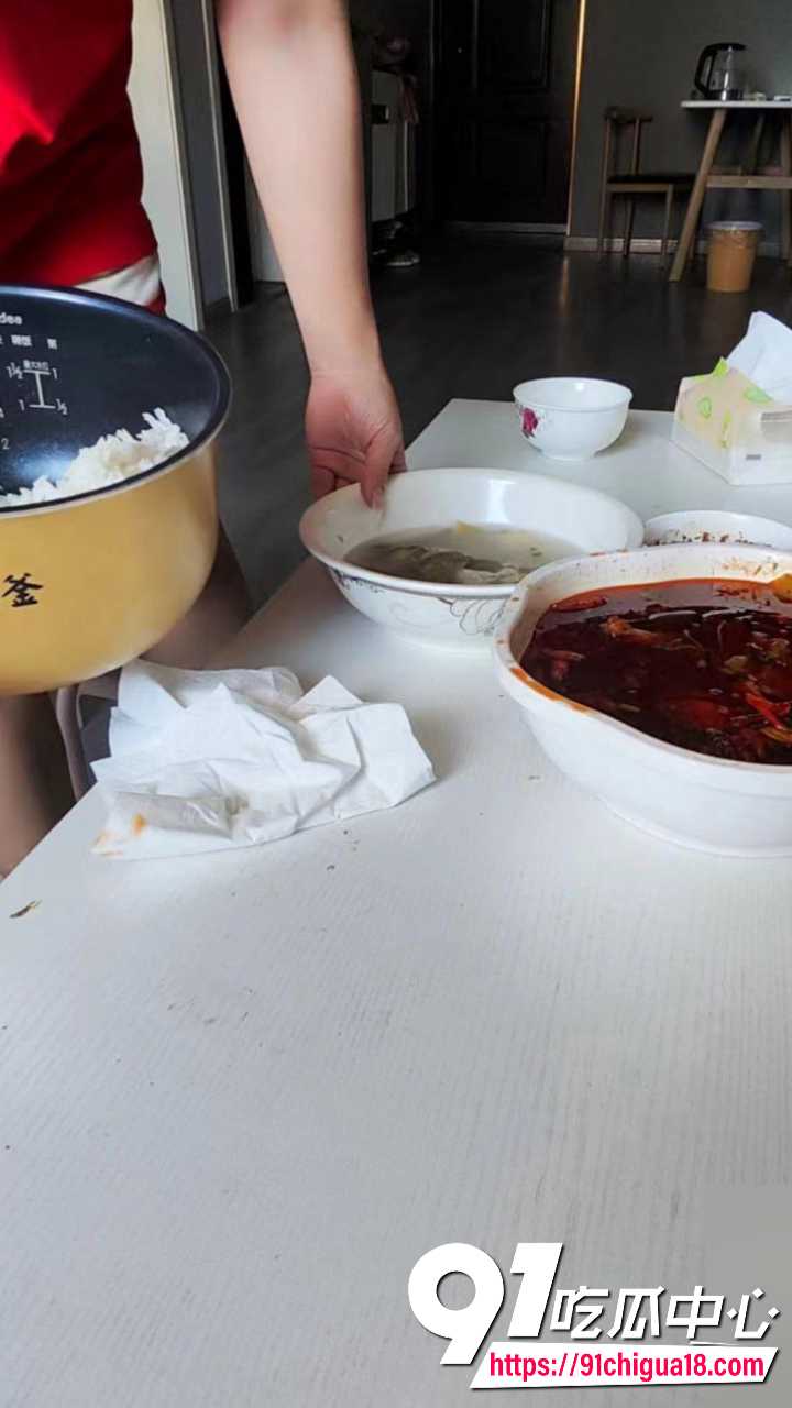 海角乱伦巨乳妈妈首次骑乘摇晃 私密床戏火辣上演 儿子被巨波征服