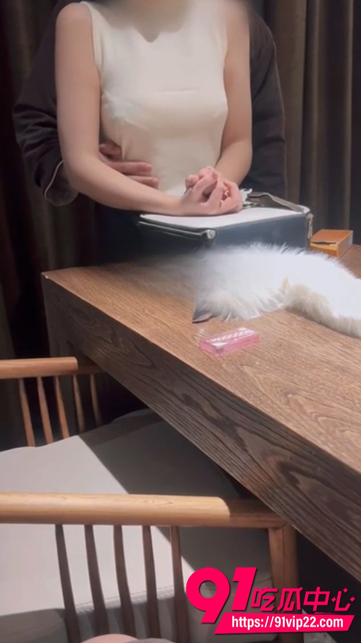 推特网黄人妻百态肉色丝袜涂油巨臀被从后猛插到腿软 酒店床上开腿高深插极致诱惑