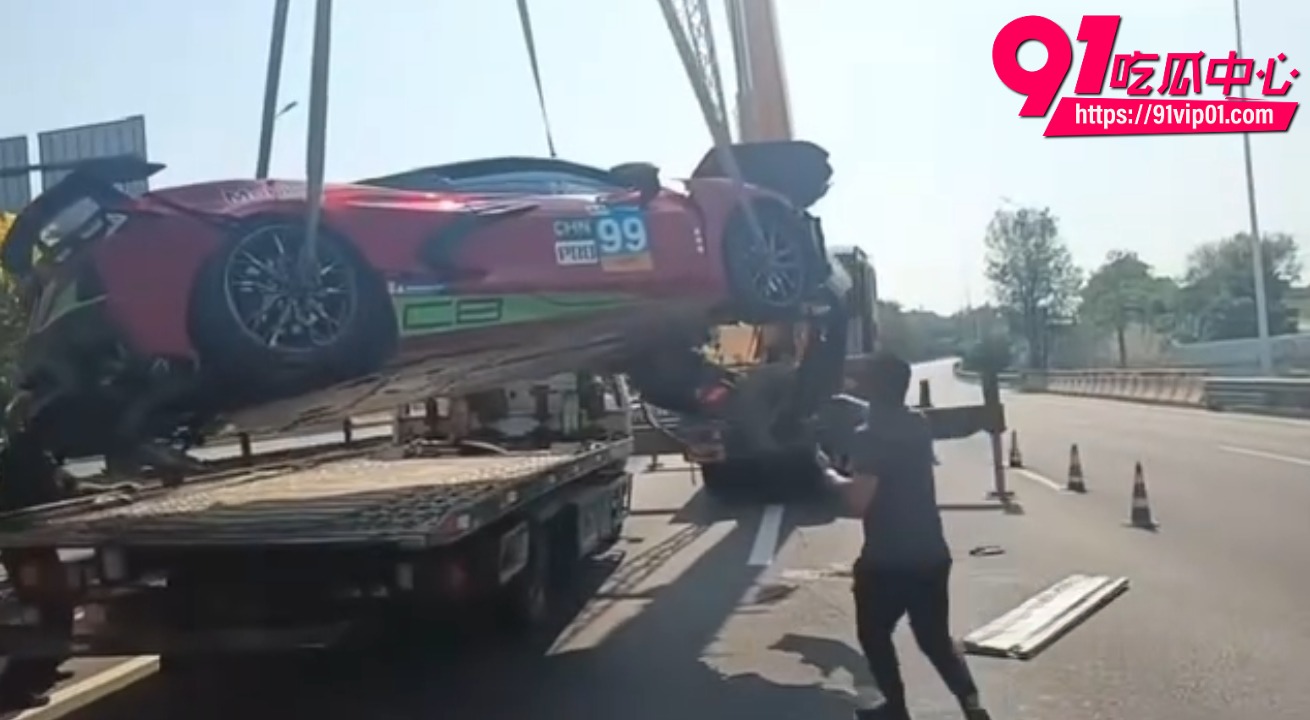 克尔维特撞隔离带事故6