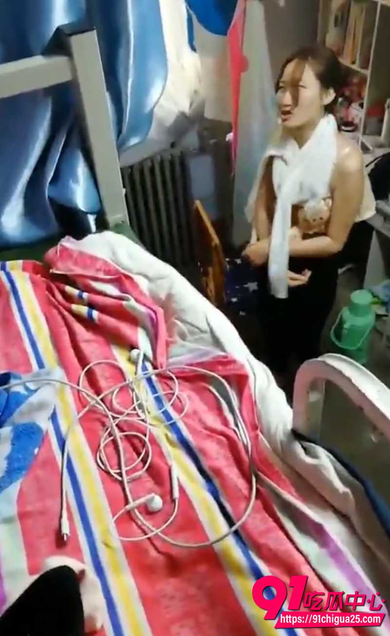 女大宿舍偷拍视频 3