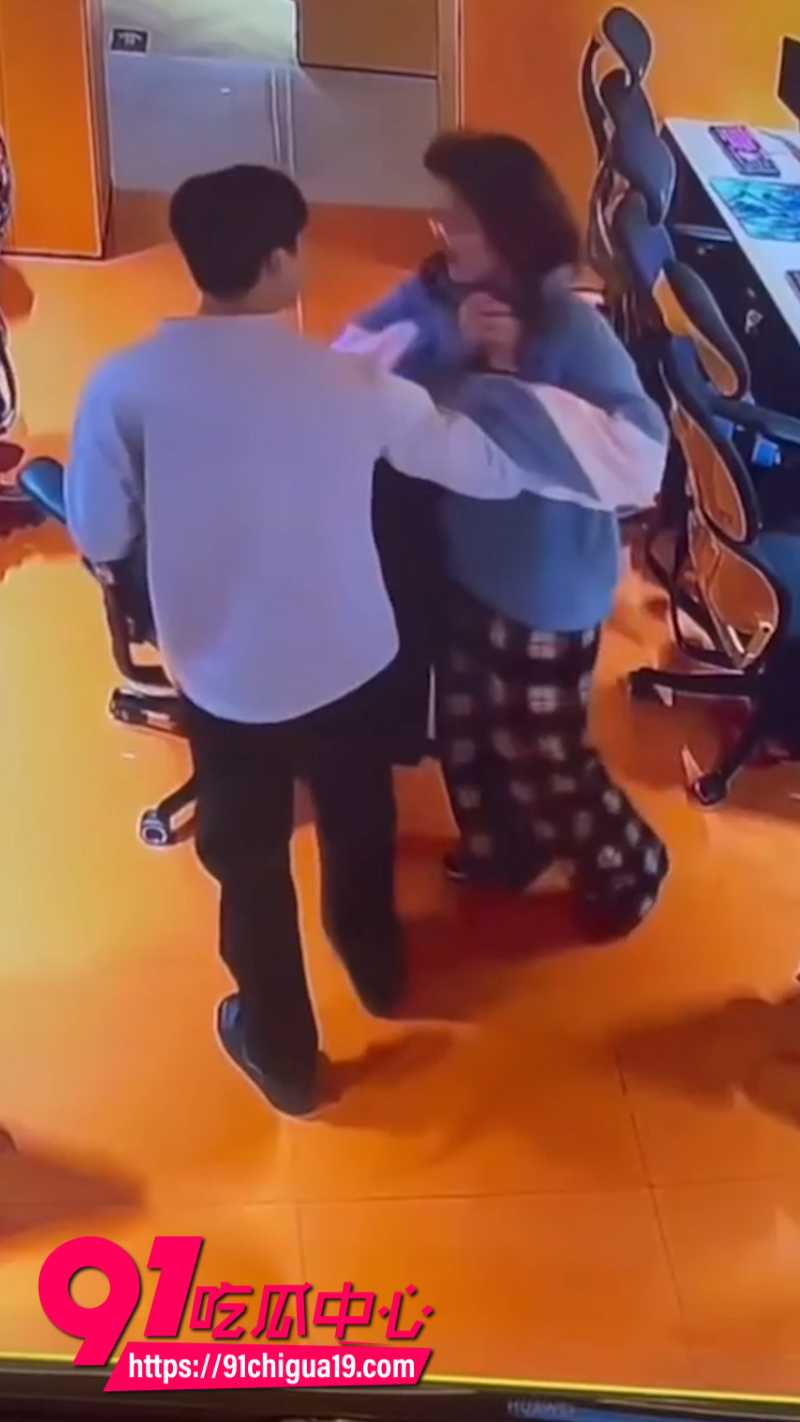 湖南岳阳一男子在网吧包间打游戏时被女子性骚扰13