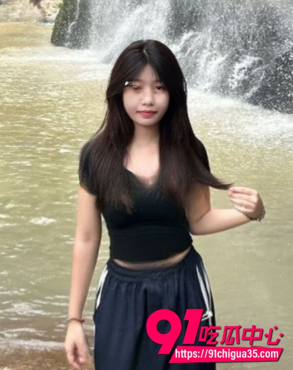 越南清纯黑长直小妹裸贷视频流出 女厕所自慰玩黄瓜 骚穴湿到发光