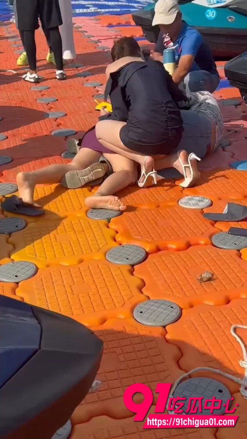 海南三亚海边 三女爆发冲突 头发一拽倒地就干2 海南三亚海边 三女爆发冲突 头发一拽倒地就干2