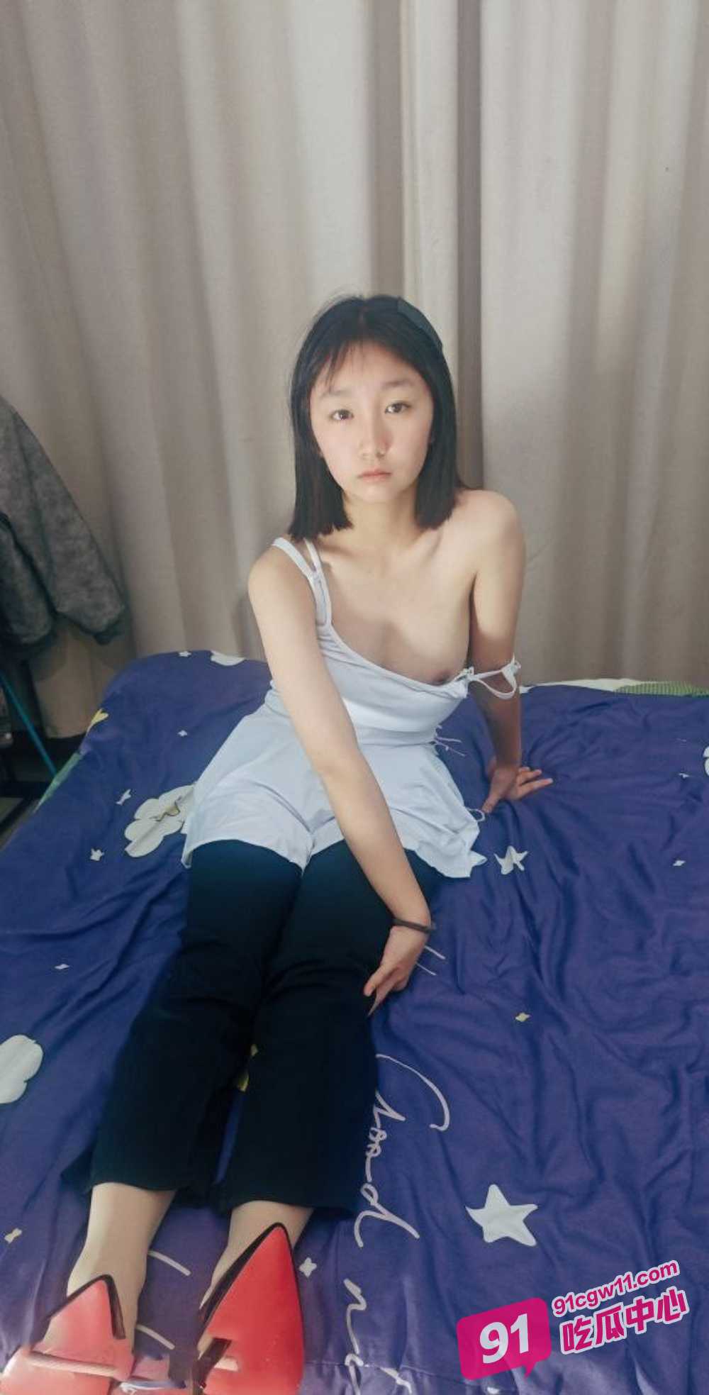 20岁清纯福利姬 奶妮 VIP福利私拍流出 床上激战肥腻大叔 纤细娇躯被爆操到呻吟不止 配图