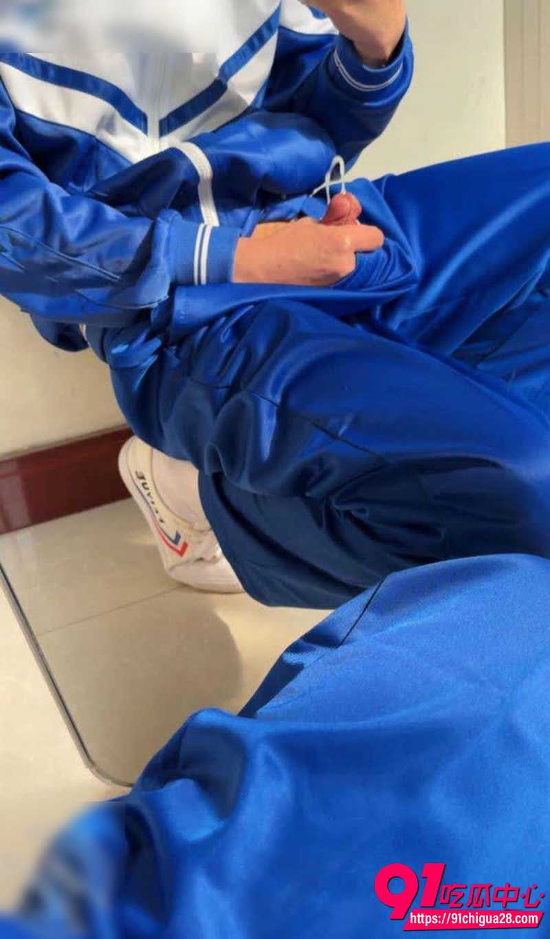 海角大神用性爱回馈母爱 半夜钻进熟母被窝 隔着湿透内裤强行顶入下体！