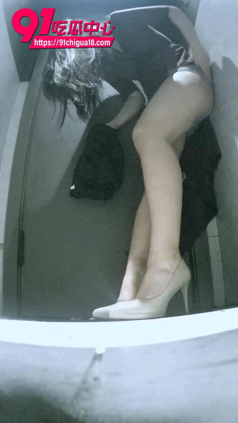 厕拍大神在酒吧女厕所安装针孔摄像头偷拍7