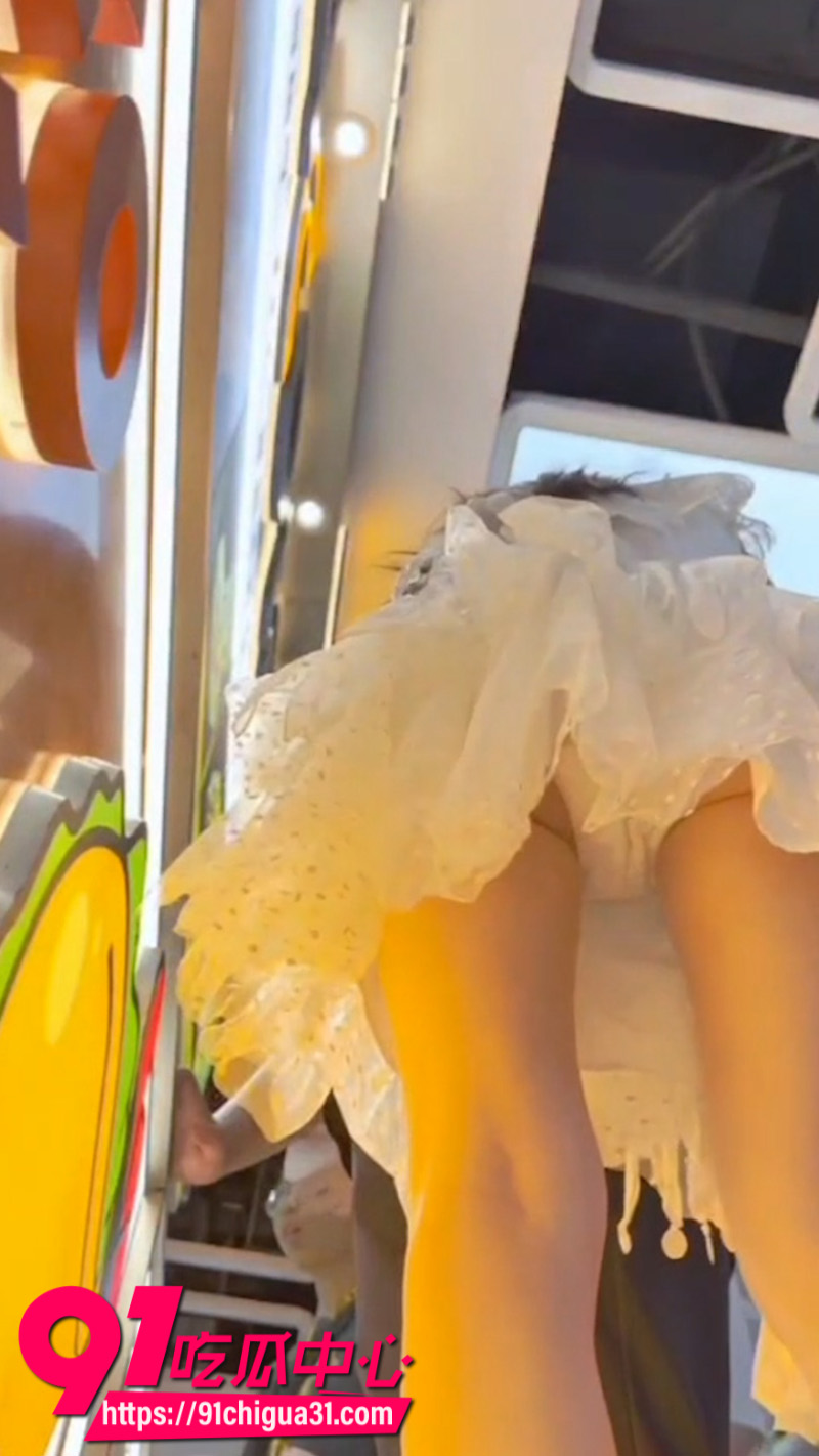 抄底大神在商场极限偷拍长裙清纯少女男友在旁边丝毫没察觉5
