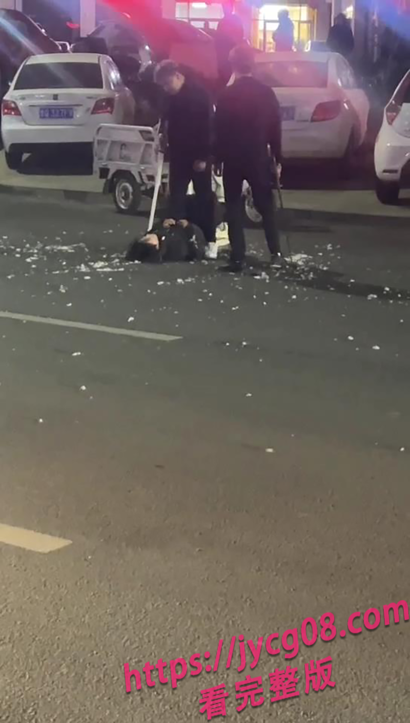 山东街头冲突升级！小伙被打到抽搐×施暴者驾无牌车逃逸！ 配图