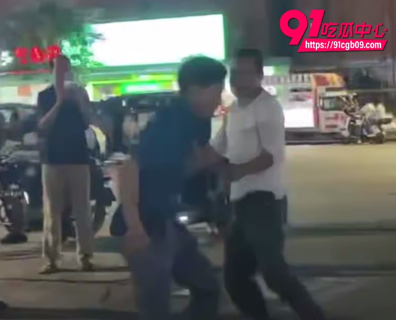 广东潮州街头惊现真人拳皇大战 两名男子模仿游戏招式互殴 你一拳我一脚动作夸张 逗笑围观群众