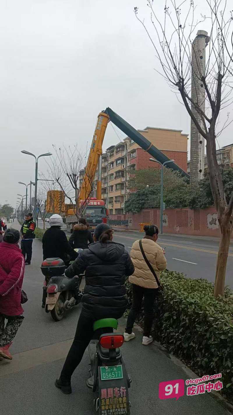 成都龙泉驿区小区 拆除水塔 吊车吊臂突然断裂 导致一人遇难 事故现场视频曝光 配图2