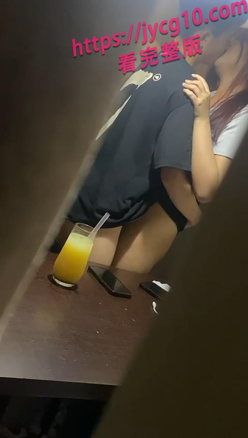 奶茶店小情侣甜蜜互动惹围观 青春气息满满 配图2