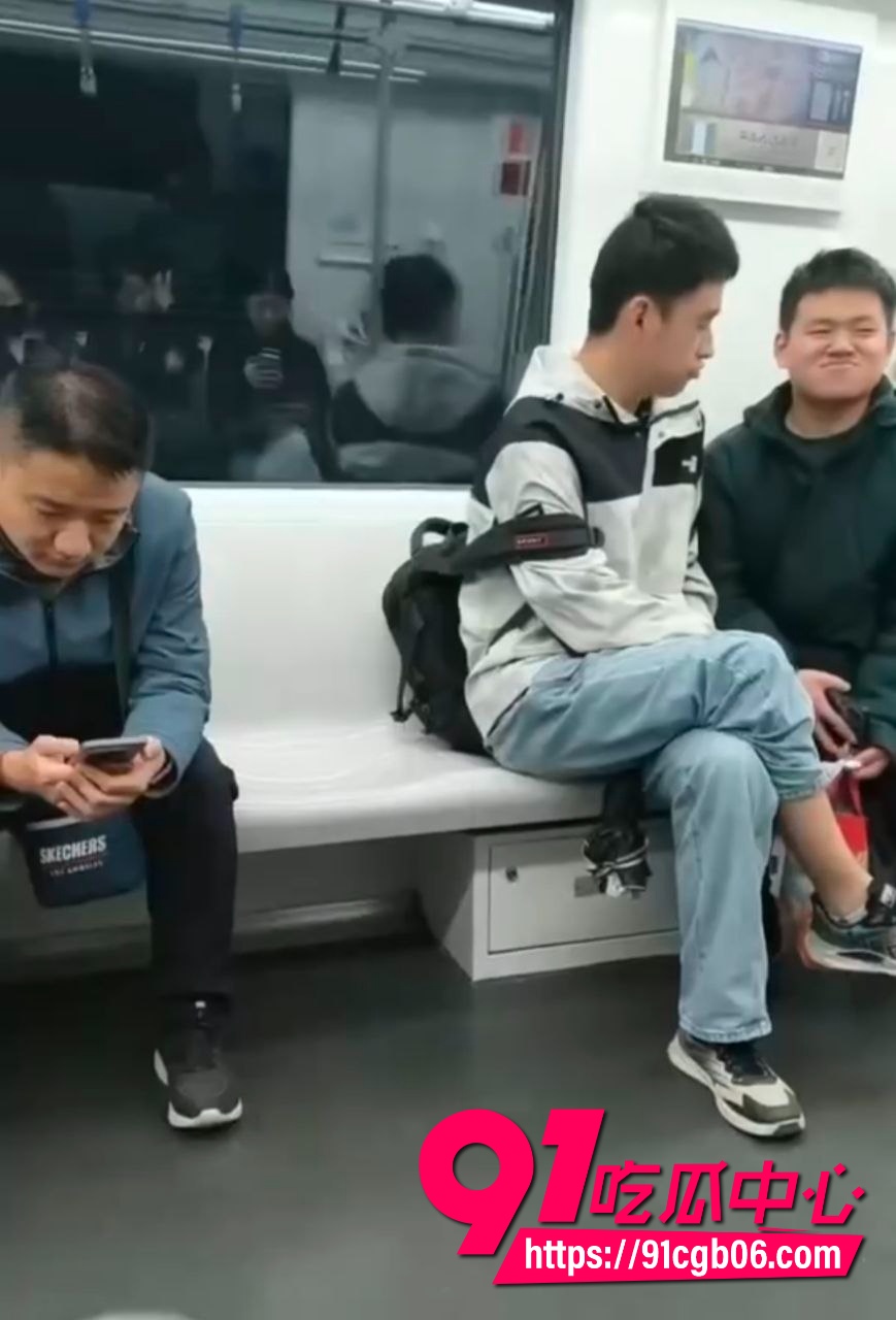 真是恶心，坐地铁碰到一对gay3