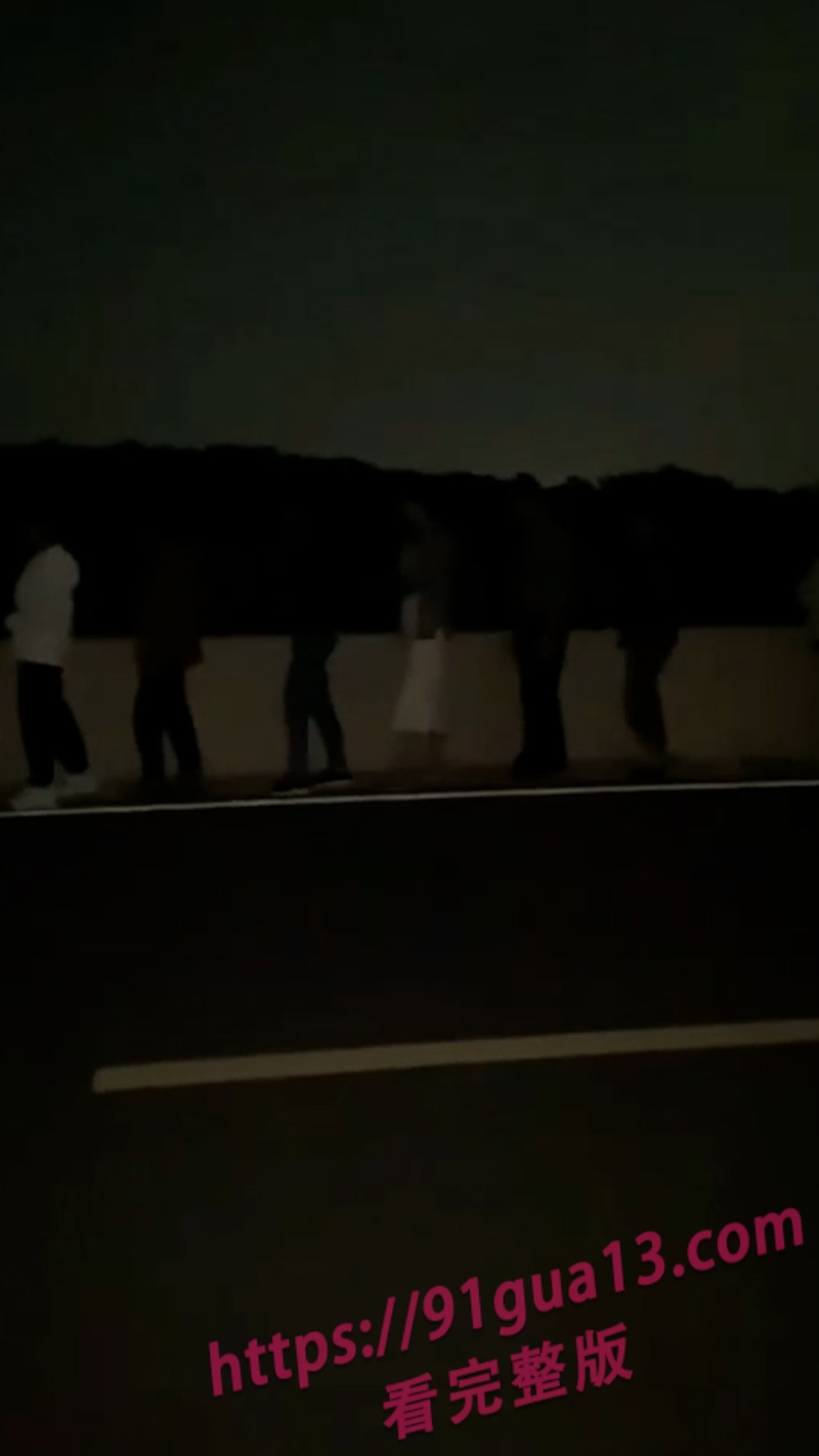 广东花都区惊现邪教？多人穿白衣白裤在古墓排队游 配图6
