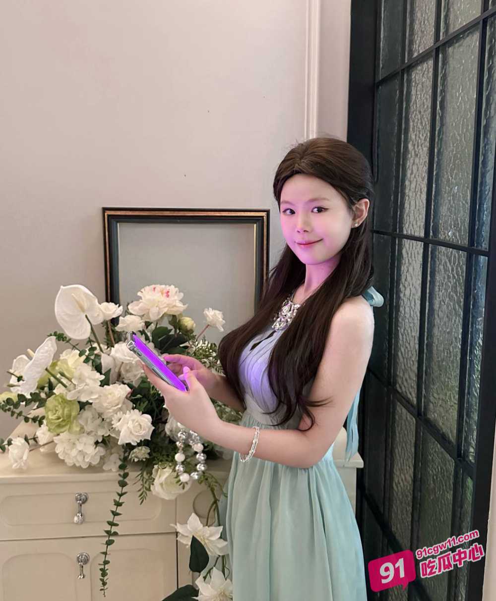 大神商场抄底短裙花臂美女 紧窄勒穴勾人眼球 美腿中间蕾丝黑内诱惑十足！ 配图3