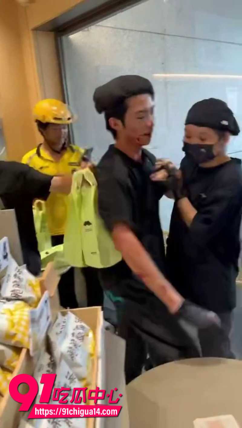 奶茶店小哥暴打中年大叔现场血流成河12