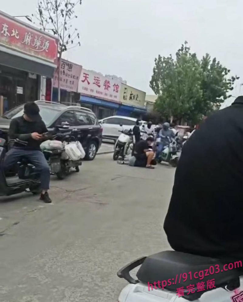 俩小伙街头斗殴打架秒变袭警闹剧 被辣椒水伺候 劫持路人当人质 嚣张的像犯罪片主角