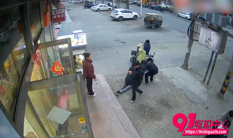 小伙群殴单人9