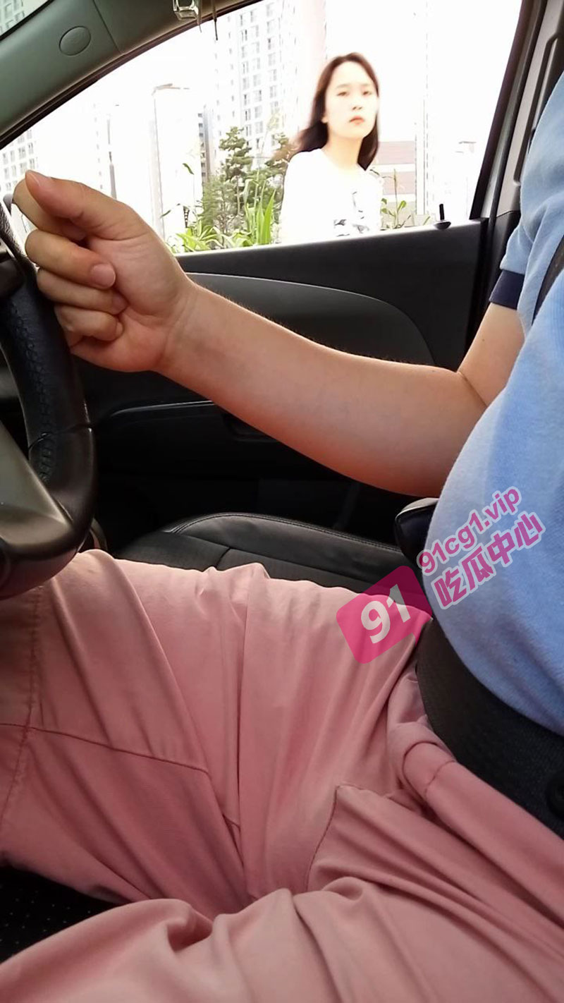 约到一个年龄不大的清纯少女 在车上打飞机 吹箫 很刺激 不一样的感觉