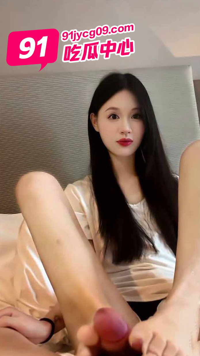 恋足癖专属～美女帮金主足交榨精满脸奉承讨好！ 配图2