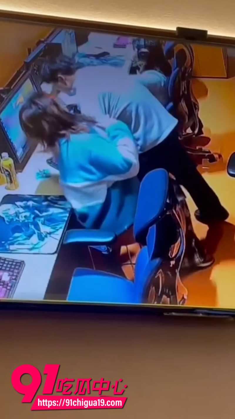 湖南岳阳一男子在网吧包间打游戏时被女子性骚扰12 湖南岳阳一男子在网吧包间打游戏时被女子性骚扰12