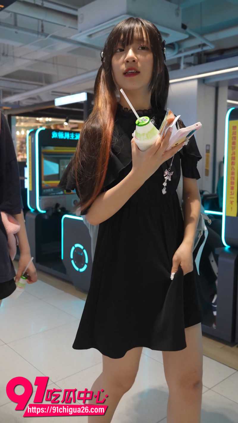 抄底大神尾随双马尾少女极限偷拍5