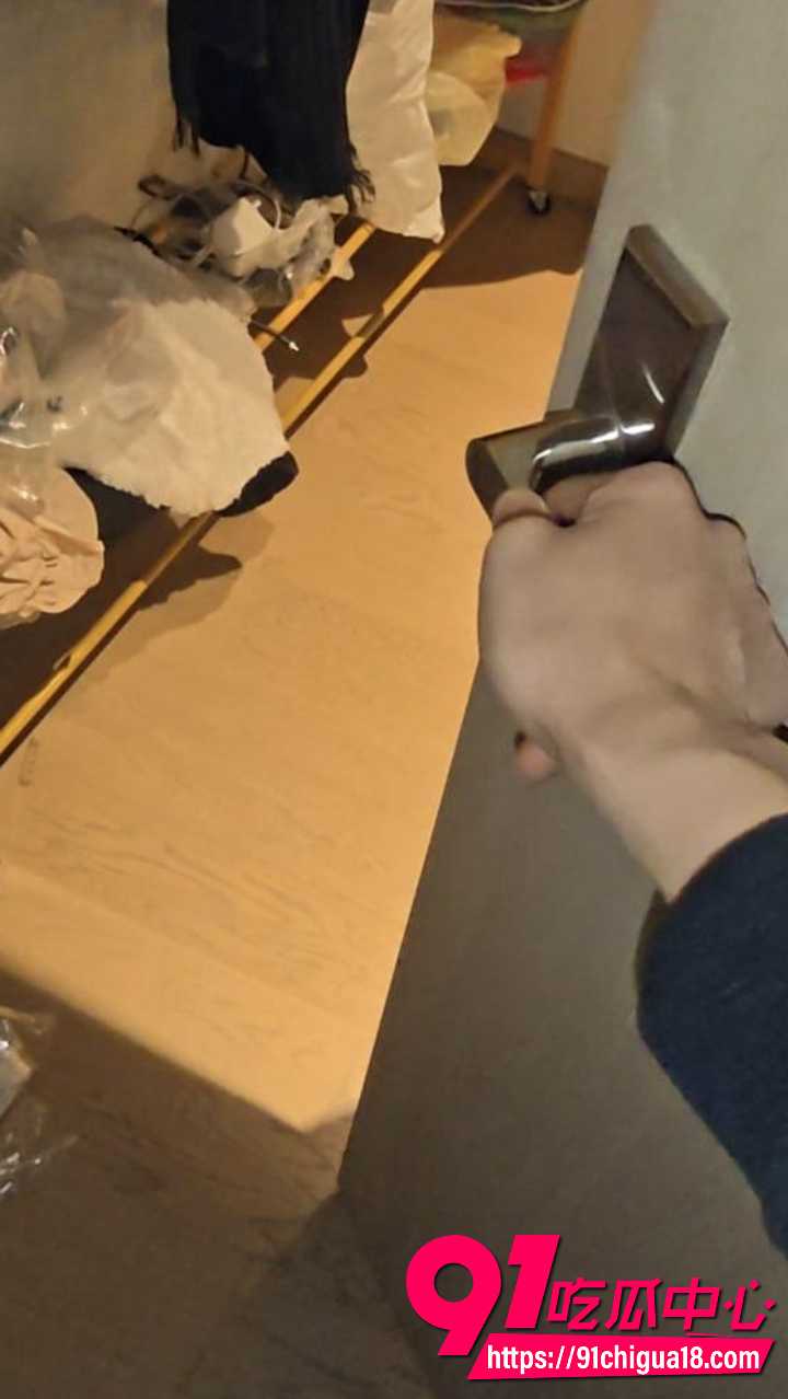 儿子偷拍妈妈洗澡后直接床上强上3