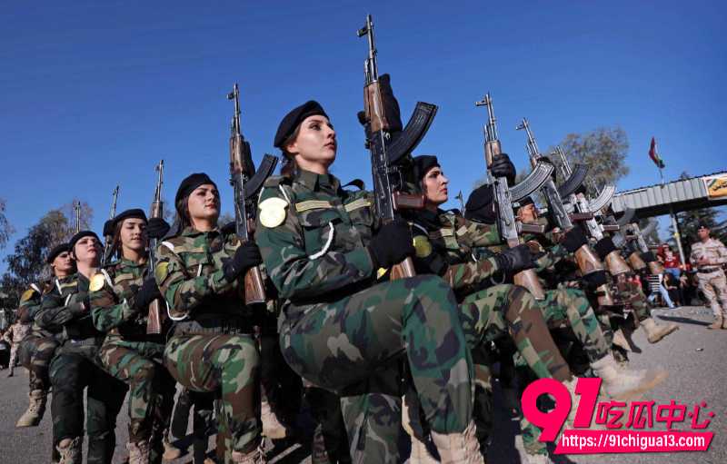 叙利亚政府倒台 HTS对当地武装女兵清算场面 残忍现场视频曝光5