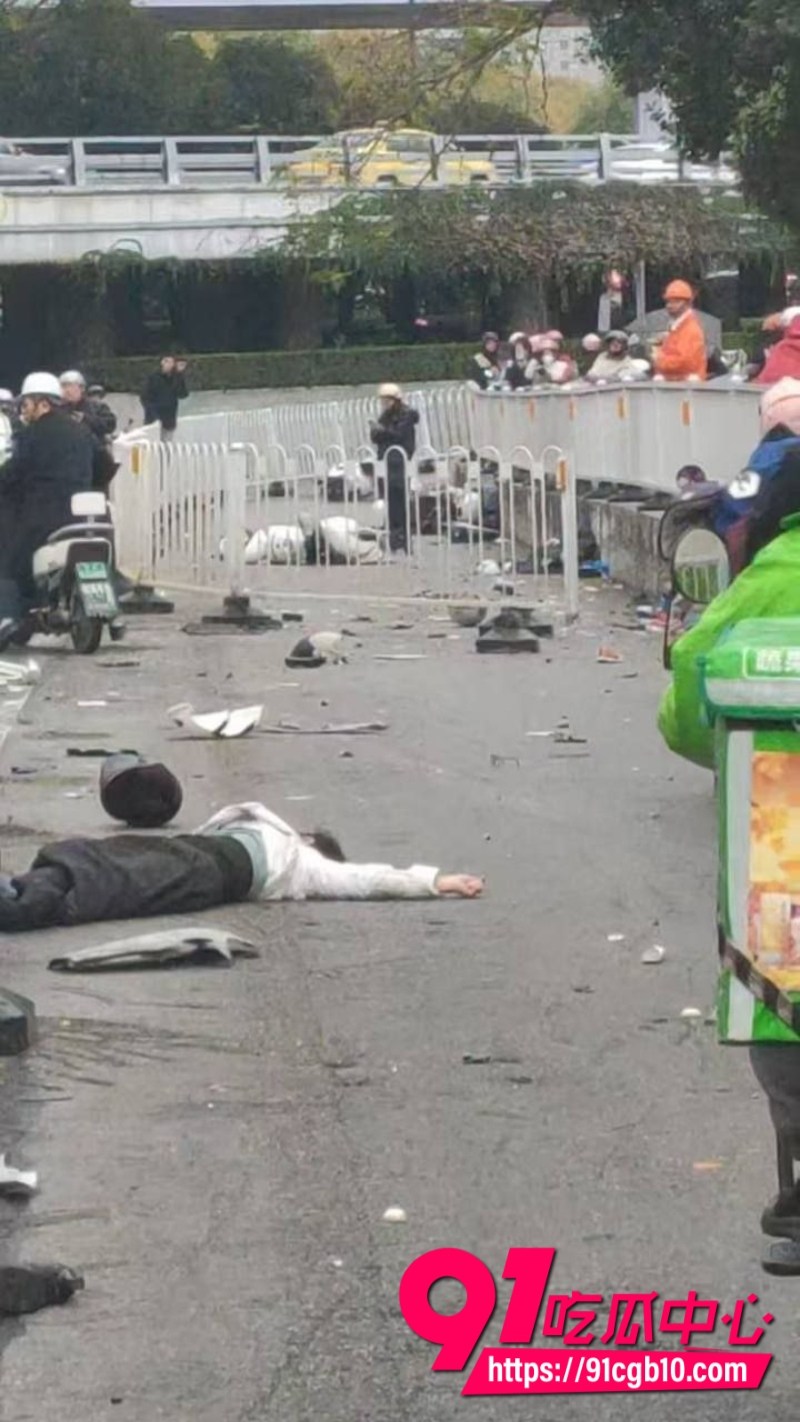 京中央门立交桥轿车冲人行道核爆1