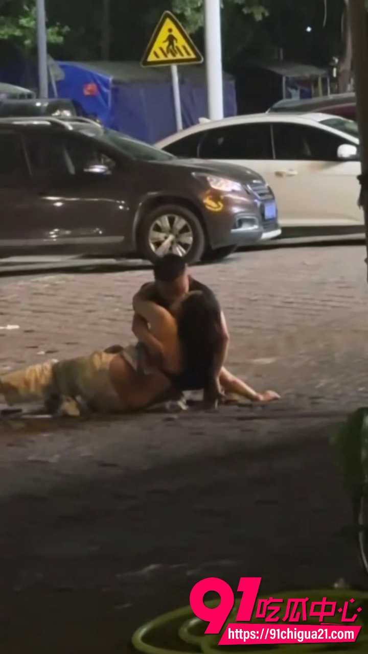 美女喝高后路边放飞自我 8