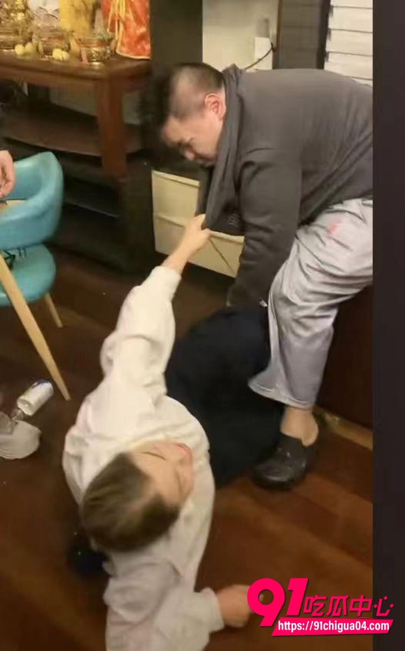李老八旗下 卷毛管奚 直播视频曝光 拉亲妈上镜 家中变态SM调教 女王鞭抽多人屁股 刷新认知下限