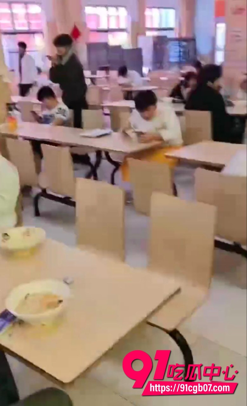 现在学生这么饥渴？直接在食堂打飞机7