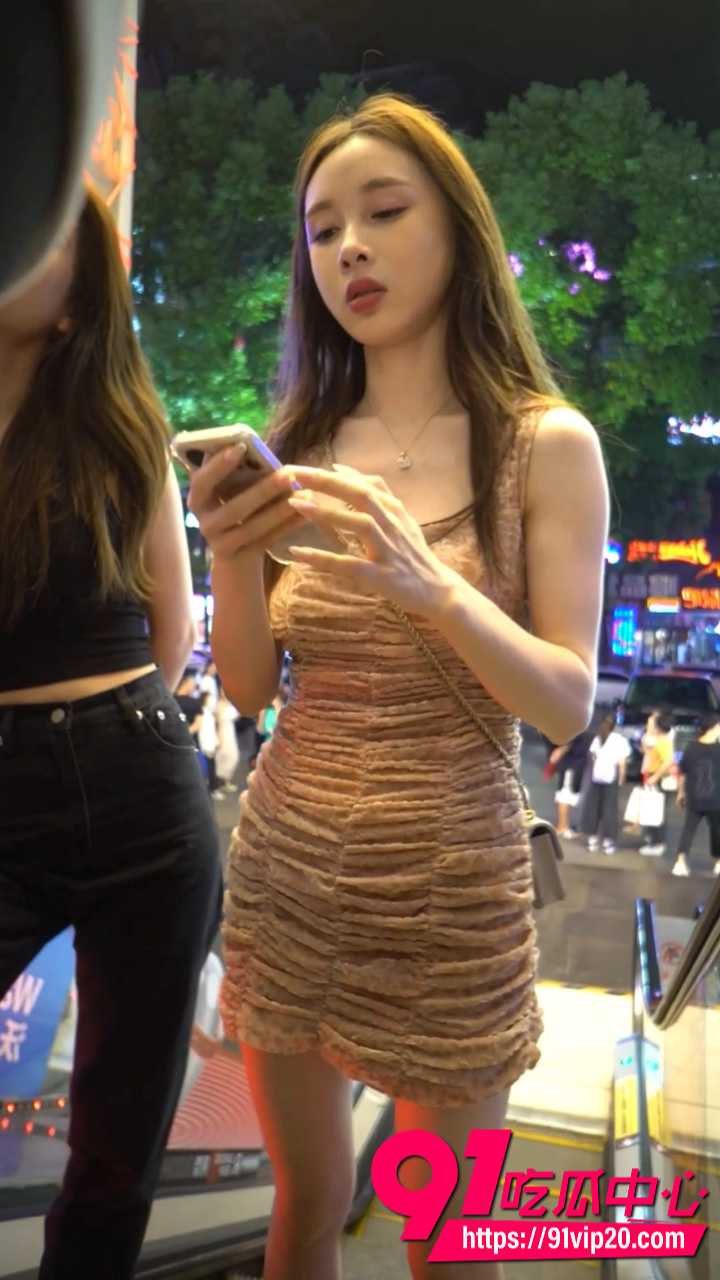 YZWCD系列抄底 商场短裙小姐姐不知情被偷拍 大腿根部与白色内裤轮廓清晰暴露