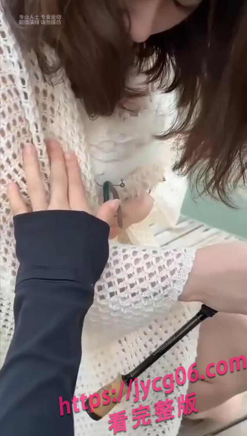 美女钓鱼遭鱼钩“袭胸”！！疼的惨叫连连！小伙解钩时还偷摸揩油～