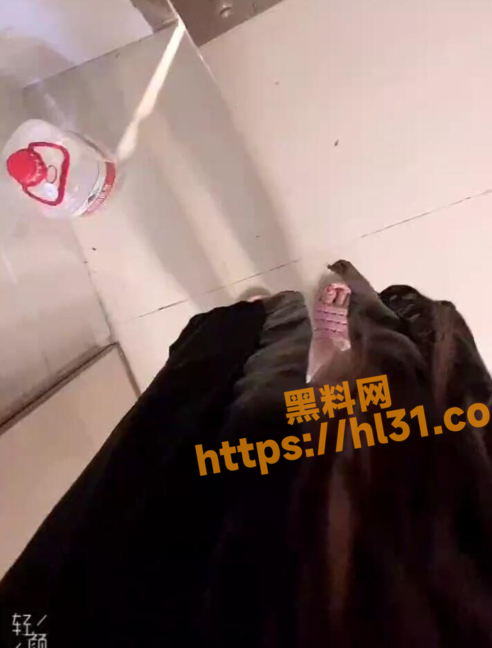 淫贱母狗为寻求刺激在陌生人家门前自慰！喜欢刺激感的她差点被抓到属实精彩！