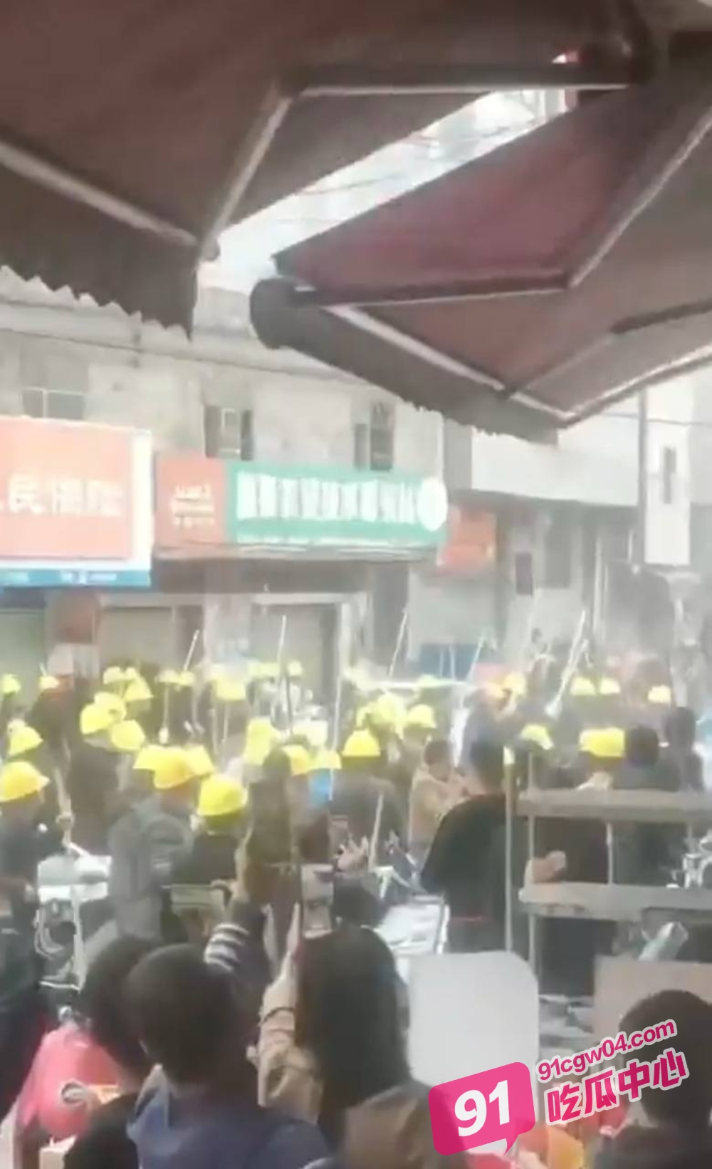 广西贺州钟山县凤翔镇两村疑似因争地问题爆发大规模械斗 配图3