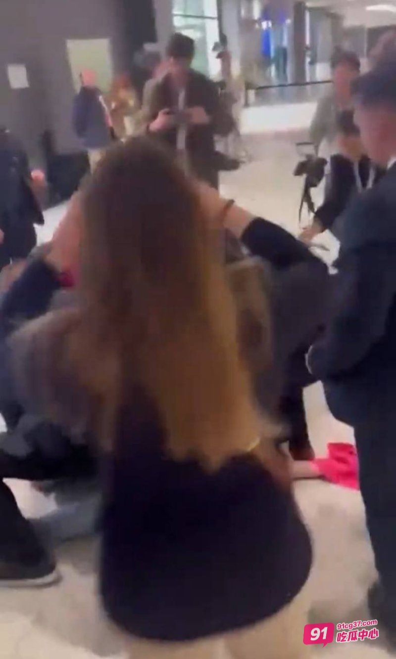 激进FEMEN女权主义者 裸体露奶示威马德里峰会 右翼保守党会场秒变尴尬吃瓜现场 配图3