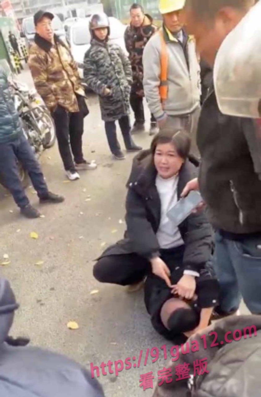 四川绵阳热瓜 强壮少妇当街暴打抠搜炮友！现场劲爆视频曝光～ 配图3