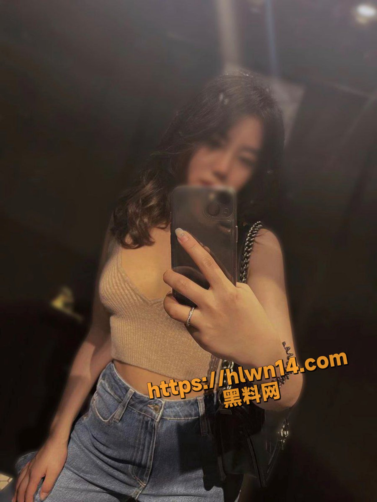 暑假女友和我住叔叔家 叔叔那肥肥的臀部 全身压住我女友 将人家的女友干得像只母狗！