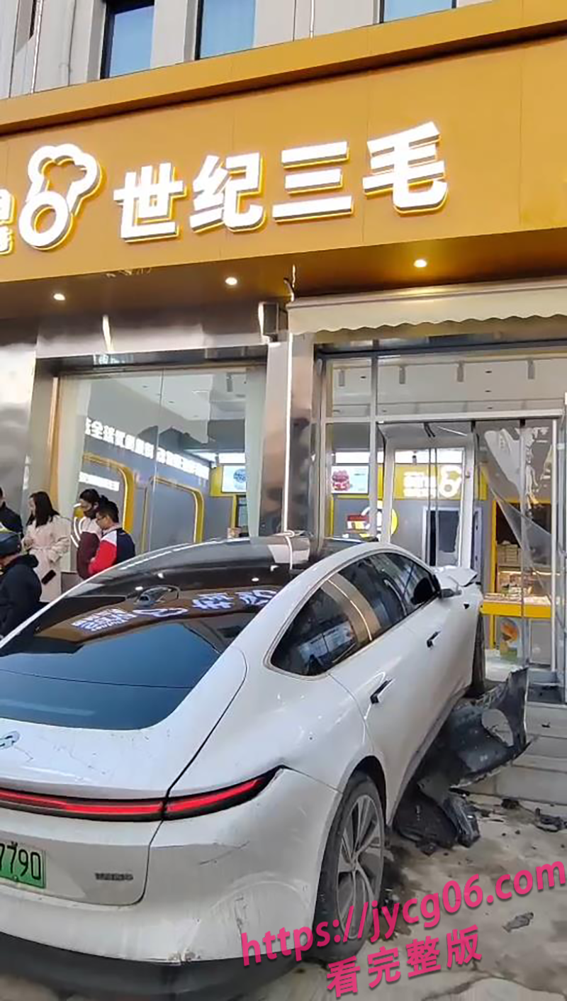 山西蔚来车主酒驾连撞6车！现场混乱幸无人伤亡！ 配图