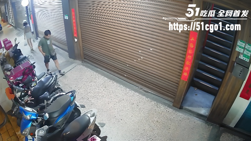 小仙女楼梯口拉屎6