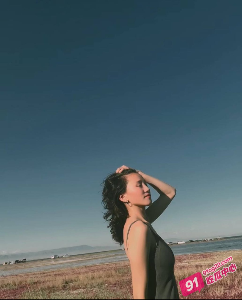 朋友妻不客气 人妻被两兄弟车震 奈何鸡巴软趴趴！ 配图3