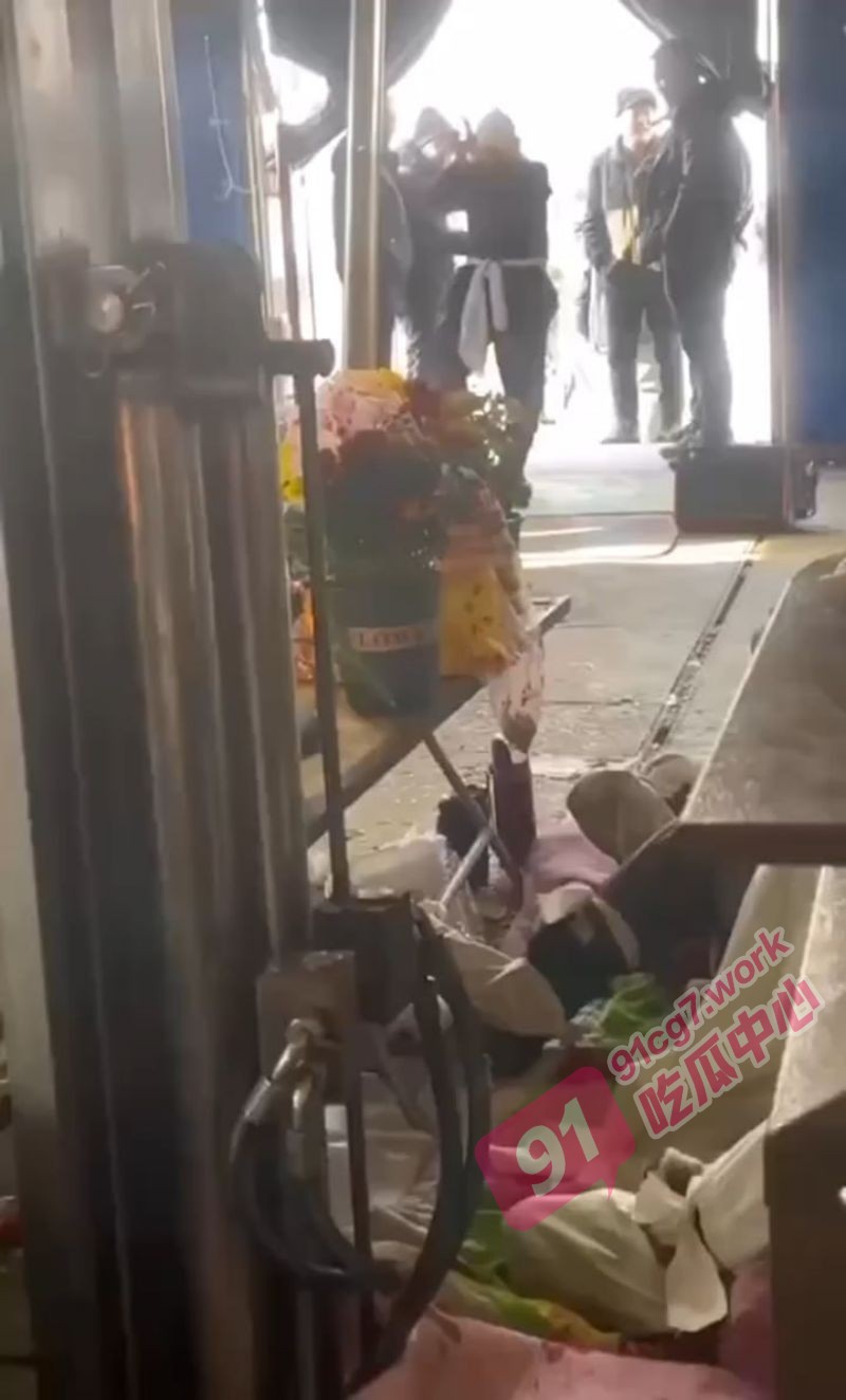 葬礼蹦迪第一人! 山西大爷在葬礼上跳 科目三动作娴熟 紧跟时代潮流 真是学到老活到老!