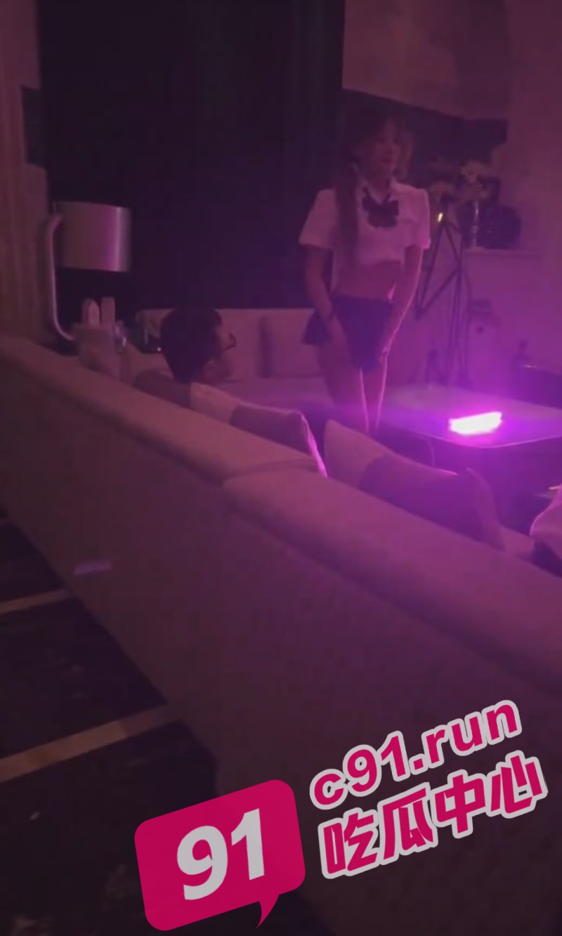 网红级美女KTV大秀 淫乱KTV派对高质量坐台妹 骚舞诱惑骚逼都快怼脸