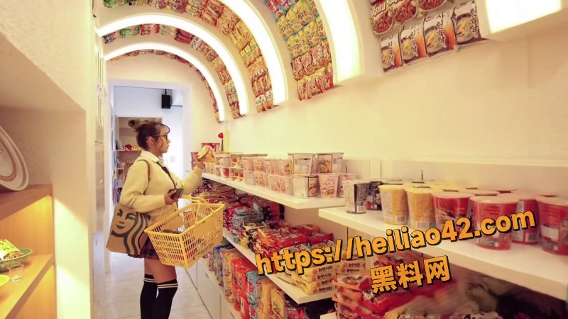 韩国眼镜美女 naomiiichannel 酒店激情性爱 主动迎合跪舔大屌 白虎蜜穴淫水泛滥！