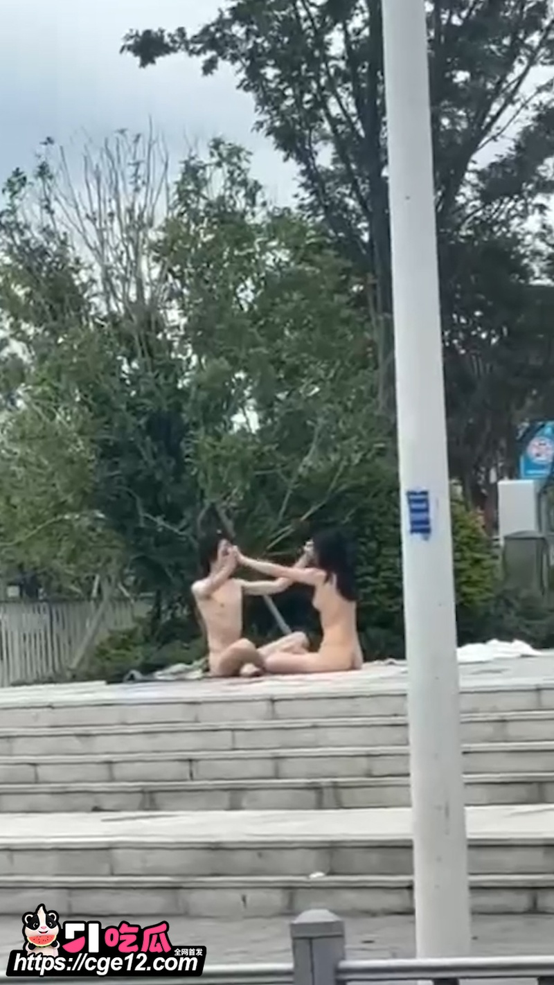 浙江宁波 一对男女在街头全裸炼心经 3 浙江宁波 一对男女在街头全裸炼心经 3
