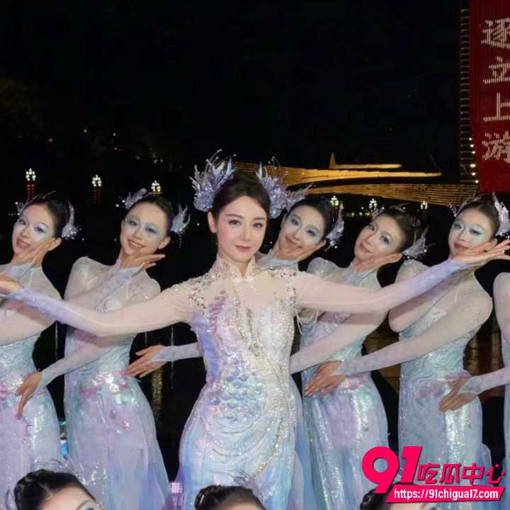 迪丽热巴春晚人鱼公主惊艳全场却脸肿妆老1 迪丽热巴春晚人鱼公主惊艳全场却脸肿妆老1