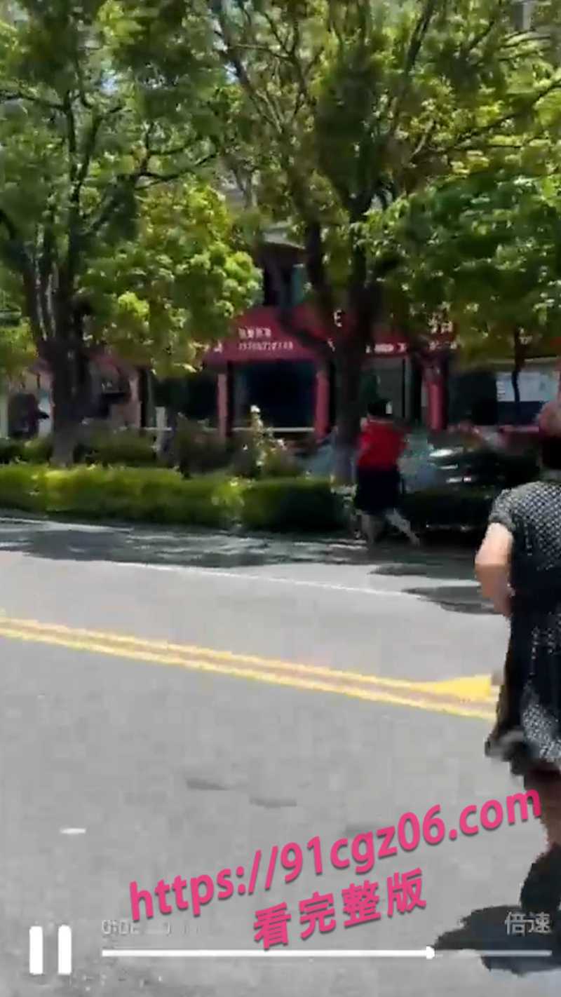 胖子在女厕强奸老人被报警逮捕网页素材3素材水印版 胖子在女厕强奸老人被报警逮捕网页素材3素材水印版